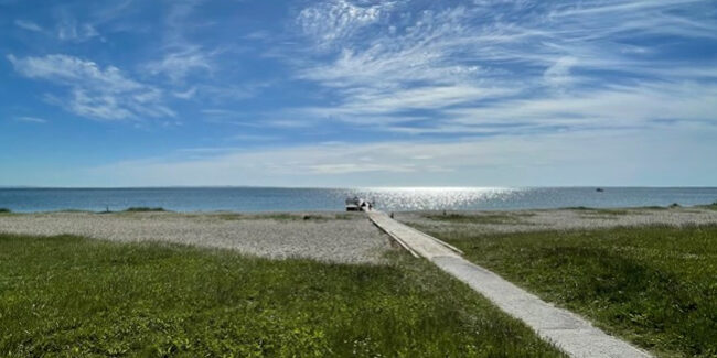 Moesgaard Strand med badebro, rampe og toilet i nærheden